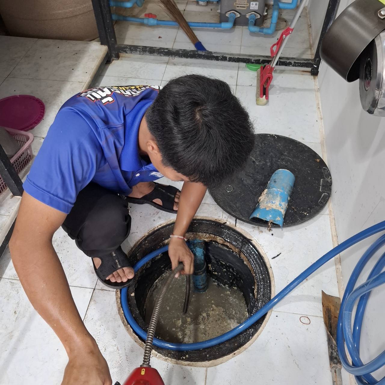 บริการแก้ไขท่อตัน ส้วมตันครบวงจร ครอบคลุมทุกพื้นที่ด้วยทีมช่างประสบการณ์กว่า 10 ปี พร้อมเครื่องมือพิเศษ รับประกันจบงานไว ไม่ทิ้งปัญหากวนใจ